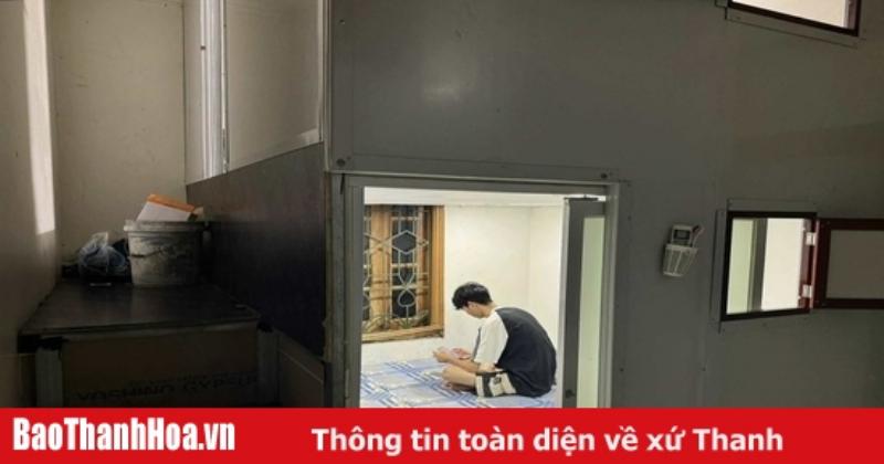 Canh tay nguoi dang tinh toan cac khoan chi phi khi thue phong tro gia re duoi 2 trieu